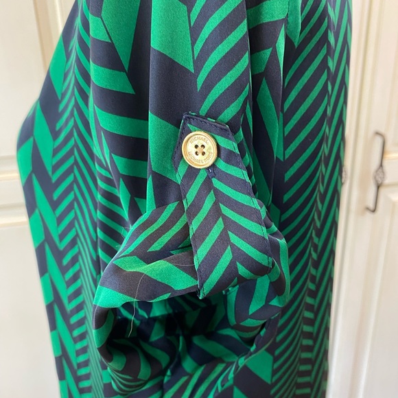 Michael Kors Size 6 Blue and Green Geometric Design Satin Short Sleeve Blouse - Picture 10 of 16